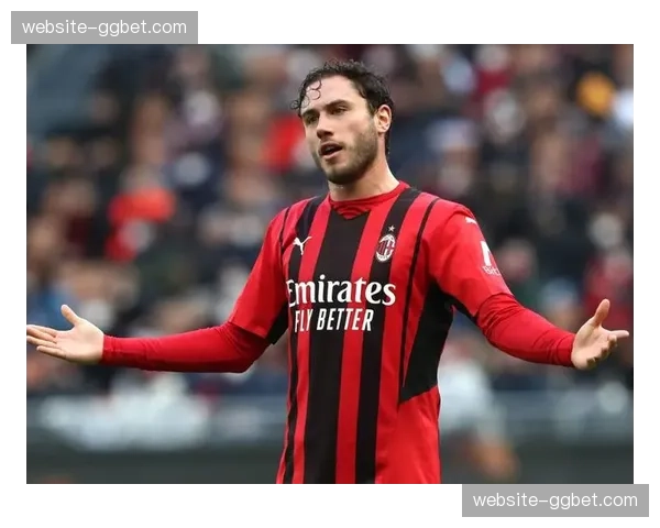 圣西罗南看台展示巨幅Tifo,致敬即将退役的米兰队长卡拉布里亚